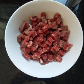 牛肉切丁（切丁是因为有嚼头，而且我是把牛肉冷冻了一会儿才切的，这样比较好切），也可以切成碎末。