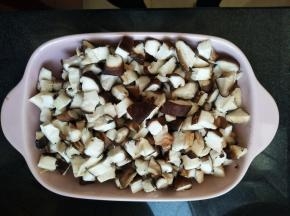 趁腌制牛肉的时间，可以把鲜香菇洗净切成小碎末（我比较喜欢吃香菇，所以切丁了），香菇和牛肉为2:1的量。