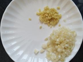 准备豆瓣酱、姜末、蒜末。