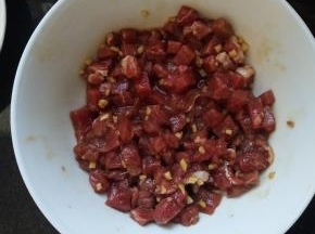 切成丁的牛肉用姜末，料酒，生抽，蚝油腌制15分钟。