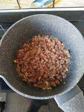 锅里烧热油，把蒜末炒香，再加入腌制好的牛肉爆香。