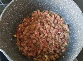 锅里烧热油，把蒜末炒香，再加入腌制好的牛肉爆香。