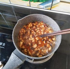 牛肉炒香后，再加入豆瓣酱翻炒片刻，后加入香菇炒香，味道淡的话可再加入适量生抽、蚝油调味。