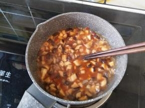 牛肉炒香后，再加入豆瓣酱翻炒片刻，后加入香菇炒香，味道淡的话可再加入适量生抽、蚝油调味。