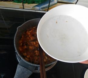 全部食材炒香后，加入一碗水淀粉煮片刻。