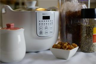 备好所用食材及炖锅，如图食材用到了桃胶，藜麦，有炖桃胶功能的炖锅。