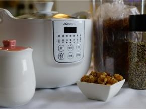 备好所用食材及炖锅，如图食材用到了桃胶，藜麦，有炖桃胶功能的炖锅。