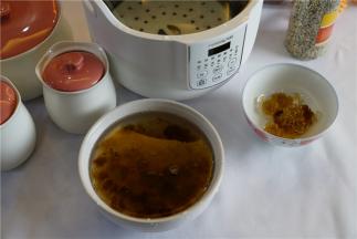 提前八小时将桃胶泡发好，然后再一点一点挑出杂质，清出晶透的桃胶来。