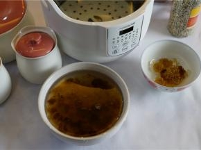 提前八小时将桃胶泡发好，然后再一点一点挑出杂质，清出晶透的桃胶来。