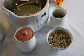 然后将藜麦提前半小时泡洗好备用。