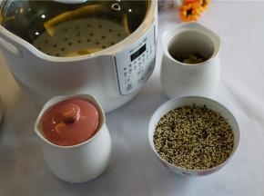 然后将藜麦提前半小时泡洗好备用。