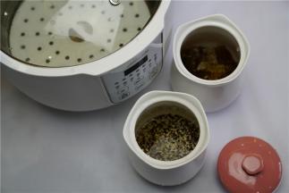 将泡洗好的食材入炖盅里，这款炖锅桃花盏模样的炖盅真是为这款美点增色不少。在相应的盅里加入清水，喜汤水的朋友可以多加一点清水。