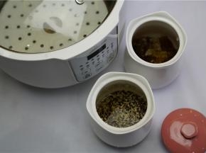 将泡洗好的食材入炖盅里，这款炖锅桃花盏模样的炖盅真是为这款美点增色不少。在相应的盅里加入清水，喜汤水的朋友可以多加一点清水。