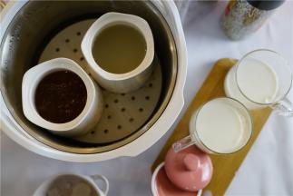 将纯牛奶热好倒在杯子里。