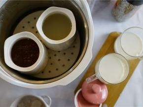 将纯牛奶热好倒在杯子里。