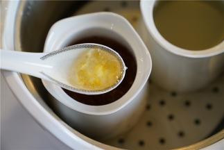 如图就是经过一小炖制的桃胶，色泽真是美。