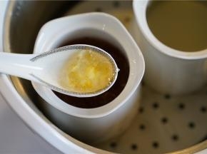 如图就是经过一小炖制的桃胶，色泽真是美。