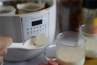 加适量冰糖在藜麦炖盅里面，拌至糖化。