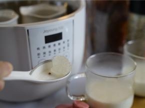 加适量冰糖在藜麦炖盅里面，拌至糖化。
