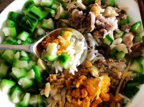 拆好的蟹肉放在上面