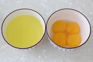 首先先将鸡蛋蛋黄、蛋清分离出来。