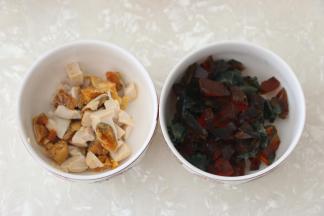 皮蛋和咸鸭蛋去皮切成小块备用。