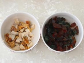 皮蛋和咸鸭蛋去皮切成小块备用。