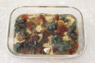 将鸡蛋清倒入碗中。