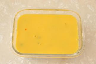 鸡蛋黄中加入等量的水，搅拌均匀。
倒入蒸好的鸡蛋中