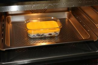 ，继续入蒸箱中蒸10分钟，鸡蛋完全蒸熟即可。