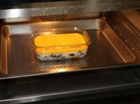 ，继续入蒸箱中蒸10分钟，鸡蛋完全蒸熟即可。