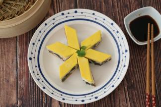 蒸好的鸡蛋晾凉切块即可食用啦。