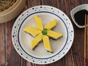 蒸好的鸡蛋晾凉切块即可食用啦。