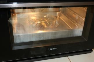 蒸烤箱水盒中加满水，选择纯蒸功能，将保鲜盒放入蒸烤箱中，蒸15分钟左右。