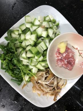 准备一条丝瓜切丁，鸡肉丝，肉碎（加少许盐、胡椒粉腌制）、葱花、姜片