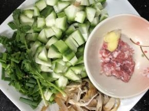 准备一条丝瓜切丁，鸡肉丝，肉碎（加少许盐、胡椒粉腌制）、葱花、姜片