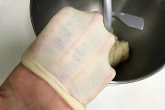 继续揉至可以拉出薄而有韧性的膜，完全扩展阶段。