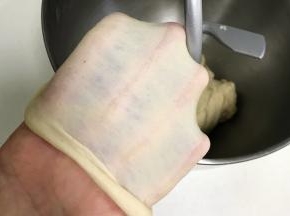 继续揉至可以拉出薄而有韧性的膜，完全扩展阶段。