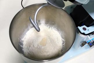 把除黄油外的食材放入厨师机搅拌桶内。