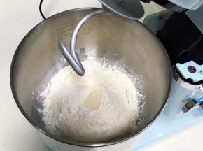 把除黄油外的食材放入厨师机搅拌桶内。