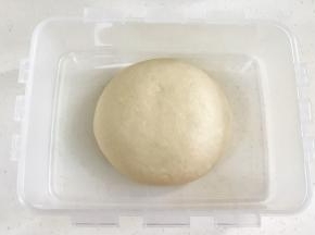 把揉好的面团取出滚圆，在28度左右的环境中进行基础发酵。