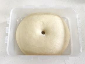 面团发至原来的两倍大，手指沾粉戳洞，不回缩不塌陷即可。
