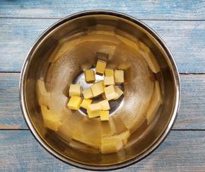 先把黄油自然软化