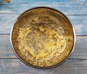 加入糖粉搅打均匀