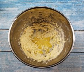 分两到三次加入蛋液，每次都要鸡蛋液搅打完全吸收后再加入下一次，这样可以防止油水分离