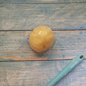 和成团，用保鲜膜包起来放入冰箱冷藏30分钟