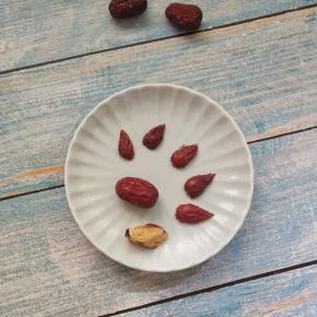 趁这个时间里把红枣剪成指甲的形状