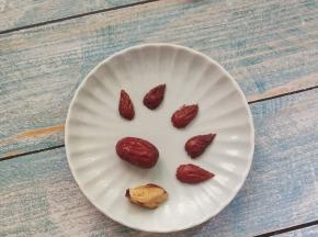趁这个时间里把红枣剪成指甲的形状