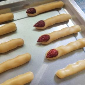 在一端接上一颗沾少量水的红枣做指甲，稍稍的压扁