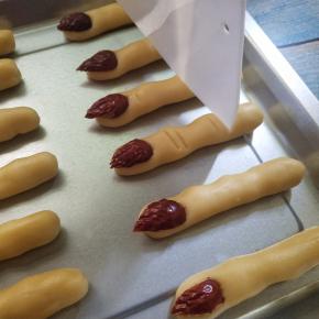 在手指指节位置，用刮刀压两道印